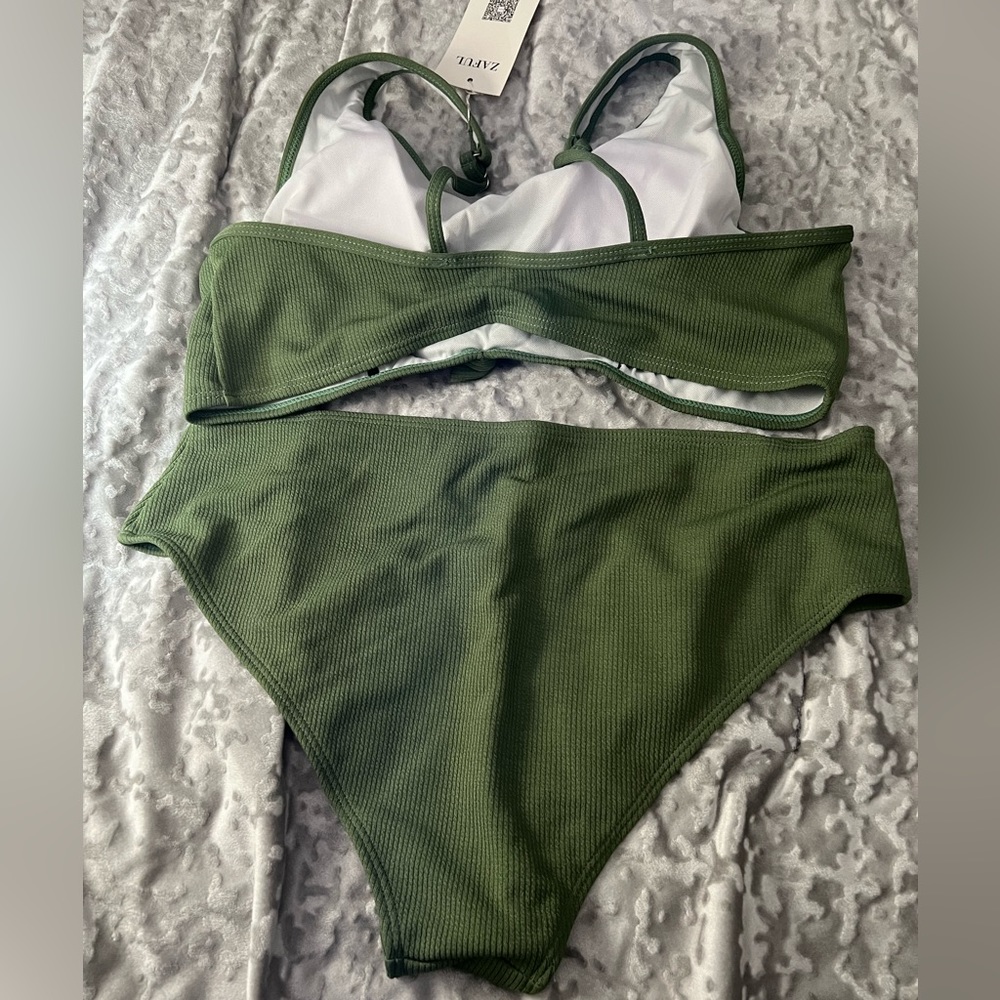 Brand new Green knot/ribbed bathing suit in 2xl (tight fit - fits an xl - 1xl)
